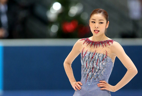 ‘피겨 여왕’ 김연아가 8일 오후(현지시간) 독일 도르트문트의 아이스스포르트젠트룸(Eissportzentrum)에서 열린 NRW트로피 대회 시니어 여자 싱글 쇼트프로그램에서 영화 ‘뱀파이어의 키스’의 주제곡에 맞춰 연기를 펼친 뒤 혀를 내밀고 있다. 연합뉴스