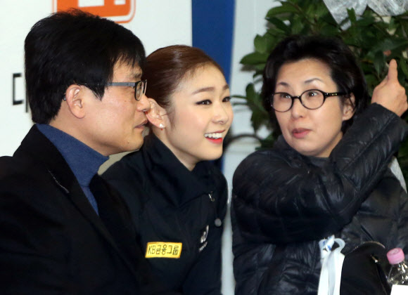 ‘피겨 여왕’ 김연아가 8일 오후(현지시간) 독일 도르트문트의 아이스스포르트젠트룸(Eissportzentrum)에서 열린 NRW트로피 대회 시니어 여자 싱글 쇼트프로그램에서 영화 ‘뱀파이어의 키스’의 주제곡에 맞춰 연기를 펼친 뒤 점수를 확인하고 환하게 웃고 있다. 김연아는 기술점수(TES) 37.42점과 예술점수(PCS) 34.85점을 받아 72.27점을 기록했다. 연합뉴스