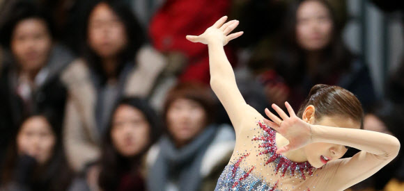 ‘피겨 여왕’ 김연아가 8일 오후(현지시간) 독일 도르트문트의 아이스스포르트젠트룸(Eissportzentrum)에서 열린 NRW트로피 대회 시니어 여자 싱글 쇼트프로그램에서 영화 ‘뱀파이어의 키스’의 주제곡에 맞춰 연기를 펼치고 있다. 연합뉴스