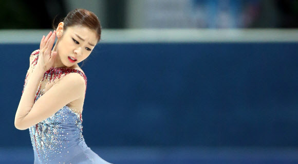 ‘피겨 여왕’ 김연아가 8일 오후(현지시간) 독일 도르트문트의 아이스스포르트젠트룸(Eissportzentrum)에서 열린 NRW트로피 대회 시니어 여자 싱글 쇼트프로그램에서 영화 ‘뱀파이어의 키스’의 주제곡에 맞춰 연기를 펼치고 있다. 연합뉴스
