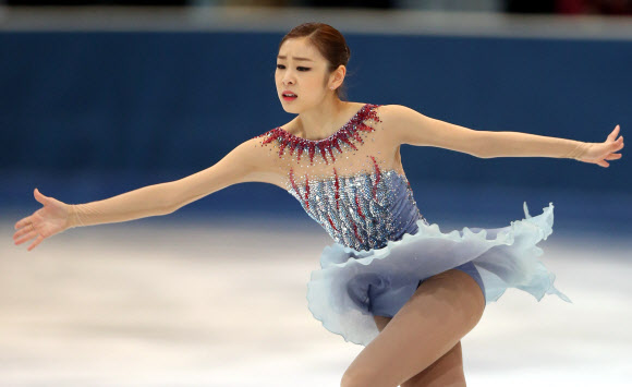 ‘피겨 여왕’ 김연아가 8일 오후(현지시간) 독일 도르트문트의 아이스스포르트젠트룸(Eissportzentrum)에서 열린 NRW트로피 대회 시니어 여자 싱글 쇼트프로그램에서 영화 ‘뱀파이어의 키스’의 주제곡에 맞춰 연기를 펼치고 있다. 연합뉴스