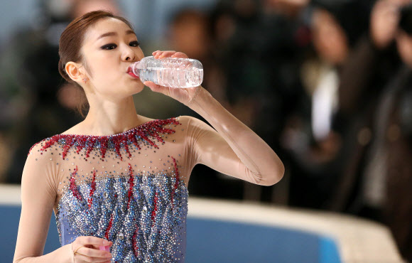‘피겨 여왕’ 김연아가 8일 오후(현지시간) 독일 도르트문트의 아이스스포르트젠트룸(Eissportzentrum)에서 열린 NRW트로피 대회 시니어 여자 싱글 쇼트프로그램에서 영화 ‘뱀파이어의 키스’의 주제곡에 맞춰 연기를 선보이기에 앞서 몸을 풀며 물을 마시고 있다.  연합뉴스
