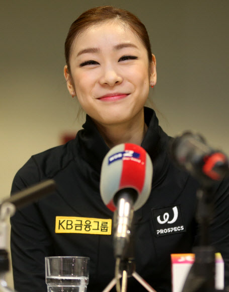 ‘피겨 여왕’ 김연아가 8일 오후(현지시간) 독일 도르트문트의 아이스스포르트젠트룸(Eissportzentrum)에서 열린 NRW트로피 대회 시니어 여자 싱글 쇼트프로그램에서 영화 ‘뱀파이어의 키스’의 주제곡에 맞춰 연기를 펼친 뒤 기자회견을 하고 있다. 연합뉴스