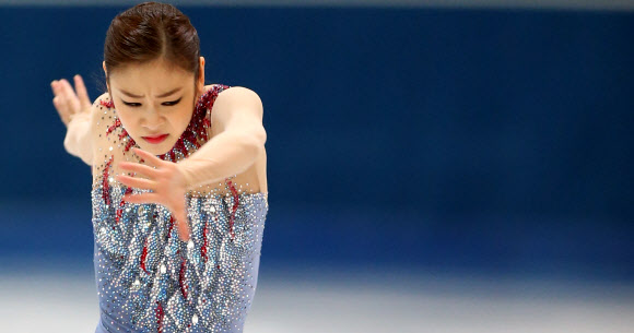 ‘피겨 여왕’ 김연아가 8일 오후(현지시간) 독일 도르트문트의 아이스스포르트젠트룸(Eissportzentrum)에서 열린 NRW트로피 대회 시니어 여자 싱글 쇼트프로그램에서 영화 ‘뱀파이어의 키스’의 주제곡에 맞춰 연기를 펼치고 있다. 연합뉴스