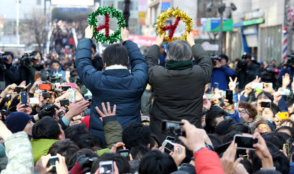 민주통합당 문재인 대선후보와 안철수 전 후보가 9일 경기도 군포시 산본역 앞에서 열린 집중유세에서 유권자에게 투표참여를 촉구하고 있다. 연합뉴스