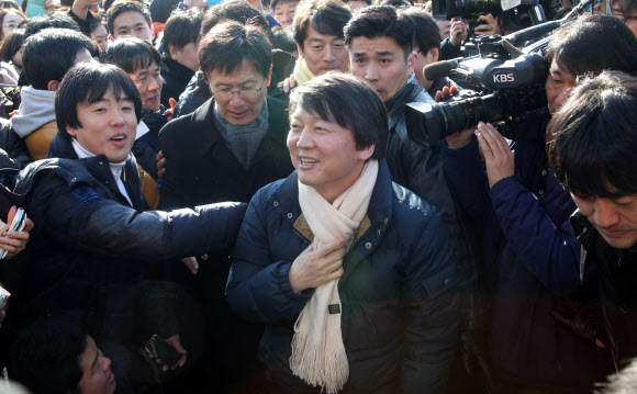 무소속 안철수 전 대선 후보가 10일 전북 전주실내체육관 앞에서 군중에 둘러싸여 있다.  연합뉴스