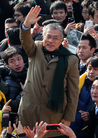 민주통합당 문재인 대선 후보가 11일 오전 경기도 고양 동구 라페스타 미관광장을 방문, 지지자들과 시민에게 둘러싸인채 손을 들어 인사하고 있다.연합뉴스