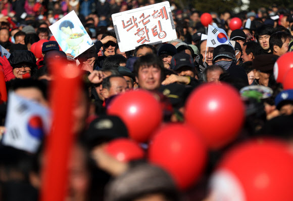 12일 오후 경북 경주 성동동 경주역광장에서 열린 새누리당 박근혜 대선후보의 집중유세에서 시민들이 박 후보의 연설을 듣고 있다. 박 후보는 이날 ‘텃밭’인 대구ㆍ경북(TK)과 울산, 충청을 두루 훑는 전국 순회유세에 나섰다.  연합뉴스