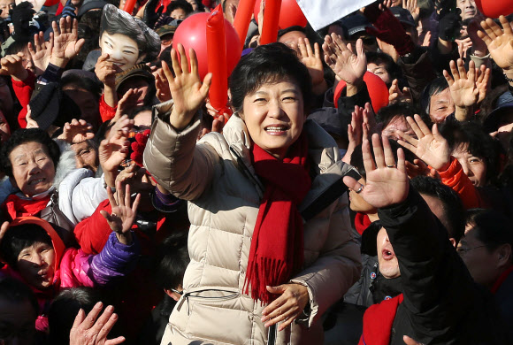 새누리당 박근혜 대선후보가 12일 오후 경북 경주 성동동 경주역광장에서 시민들을 향해 손을 흔들고 있다. 박 후보는 이날 ‘텃밭’인 대구ㆍ경북(TK)과 울산, 충청을 두루 훑는 전국 순회유세에 나섰다. 연합뉴스