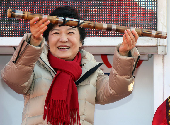 새누리당 박근혜 대선후보가 12일 오후 경북 경주 성동동 경주역광장에서 열린 집중유세에서  한 지지자에게 전설의 피리인 ‘만파식적’을 선물받아 들어보이고 있다. 박 후보는 이날 ‘텃밭’인 대구ㆍ경북(TK)과 울산, 충청을 두루 훑는 전국 순회유세에 나섰다. 연합뉴스