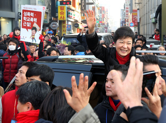 새누리당 박근혜 대선후보가 13일 오전 경기 의정부 행복로 이성계동상 앞에서 열린 집중유세를 마친 후 차량에 올라타며 시민들을 향해 손을 흔들고 있다.  연합뉴스