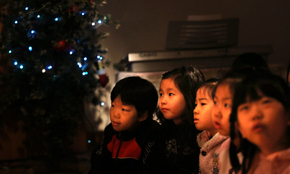 13일 오전 서울 은평구 배화유치원 어린이들이 서울시 유아교육진흥원 ‘찾아가는 산타’를 기다리고 있다. 연합뉴스