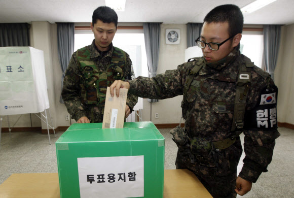 제18대 대선 부재자 투표 첫날인 13일 오후 중부전선 최전방에서 경계 근무를 하는 육군 백골부대 장병들이 부대 안에 마련된 투표소에서 한 표를 행사하고 있다.  연합뉴스