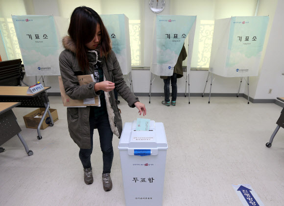 제18대 대선 부재자투표 첫날인 13일 오후 서울 성북구 고려대학교에서 시민들이 투표를 하고 있다.  연합뉴스