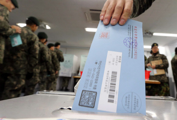 제18대 대통령 선거 부재자 투표일인 13일 충남 계룡시에 마련된 투표소에서 장병들이 투표를 하고 있다. 연합뉴스