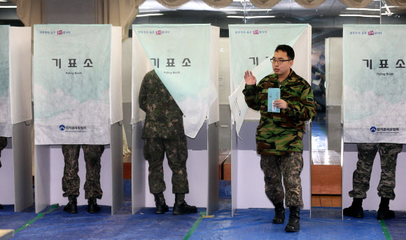 18대 대통령선거 부재자 투표 첫날인 13일 오전 서울 용산구 보건분소에서 군장병들이 소중한 한표를 행사하고 있다. 연합뉴스