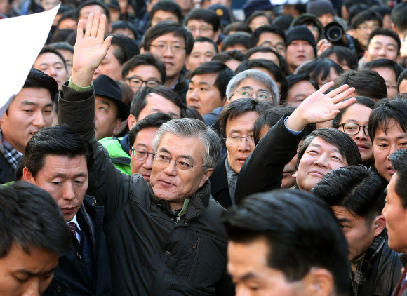 민주통합당 문재인 대선후보와 안철수 전 대선후보가 13일 오후 대전 으능정이 문화거리에서 열린 공동유세에서 환호하는 시민들에게 답례하고 있다. 연합뉴스