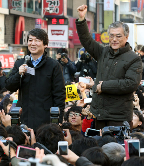 안철수 전 대선후보가 13일 오후 대전 으능정이 문화거리에서 열린 민주통합당 문재인 대선후보와의 공동유세에서 시민들에게 문 후보의 지지를 호소하고 있다. 연합뉴스