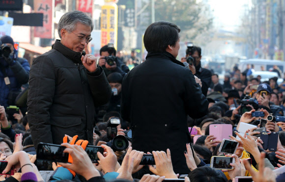 민주통합당 문재인 대선후보가 13일 오후 대전 으능정이 문화거리에서 열린 무소속 안철수 전 후보와의 공동유세에서 환호하는 시민을 향해 조용히 해 줄것을 요청하고 있다. 연합뉴스