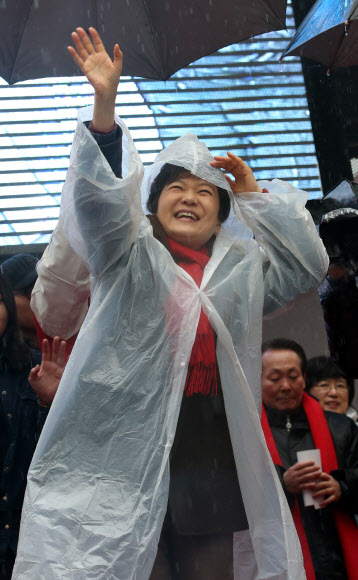 새누리당 박근혜 대선후보가 비가 내린 14일 오전 진주시 장대동 중앙시장 유세에서 연설을 마친 뒤 진주 유권자들을 향해 손을 흔들고 있다.  연합뉴스