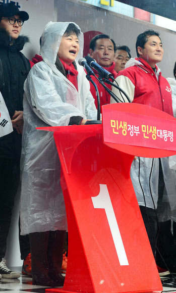 새누리당 박근혜 대선후보가 비가 내린 14일 오전 진주시 장대동 중앙시장 유세에서 지지를 호소하고 있다.  연합뉴스