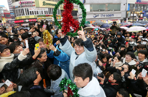 14일 민주통합당 문재인 후보 지원을 위해 대구를 방문한 안철수 전 대선후보가 동성로 대구백화점 앞에서 시민들에게 투표 참여를 호소하고 있다.  연합뉴스