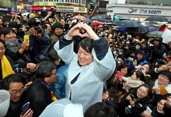 14일 민주통합당 문재인 후보 지원을 위해 대구를 방문한 안철수 전 대선후보가 동성로 대구백화점 앞에서 시민들에게 투표 참여를 호소하고 있다.  연합뉴스