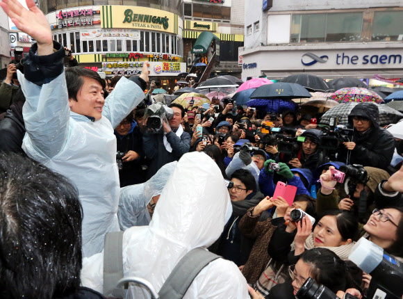 14일 민주통합당 문재인 후보 지원을 위해 대구를 방문한 안철수 전 대선후보가 동성로 대구백화점 앞에서 시민들에게 투표 참여를 호소하고 있다.  연합뉴스