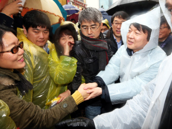 14일 민주통합당 문재인 후보 지원을 위해 대구를 방문한 안철수 전 대선후보가 동성로 대구백화점 앞에서 시민들에게 투표 참여를 호소하고 있다.  연합뉴스