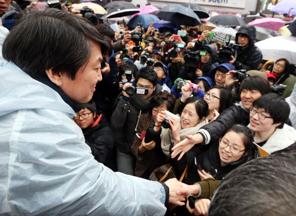 14일 민주통합당 문재인 후보 지원을 위해 대구를 방문한 안철수 전 대선후보가 동성로 대구백화점 앞에서 시민들에게 투표 참여를 호소하고 있다.  연합뉴스