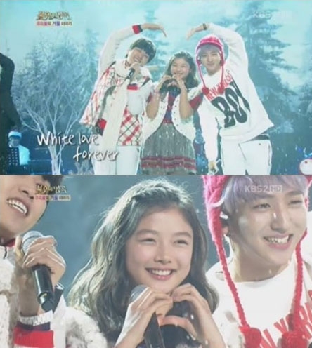 김유정(가운데)과 그룹 B1A4의 산들, 바로가 깜찍한 포즈로 무대를 마무리하고 있다. / KBS2 ‘불후의 명곡 전설을 노래하다 2’ 방송 캡처