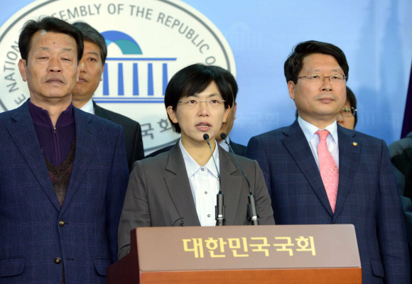 이정희 통합진보당 대선 후보가 16일 국회 정론관에서 “정권교체를 위해 후보직에서 사퇴한다”고 선언하고 있다. 이호정기자 hojeong@seoul.co.kr