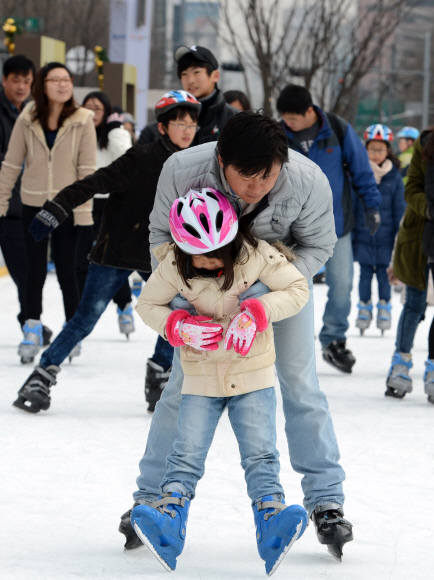 동장군의 기세가 한풀 꺾이고 비교적 포근한 날씨를 보인 지난해 12월 서울광장 스케이트장을 찾은 시민들이 즐거운 시간을 보내고 있다. 오는 22일 개장하는 서울광장 스케이트장은 내년 2월 25일까지 66일간 운영된다. 입장료는 1000원.  도준석기자 pado@seoul.co.kr