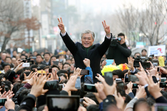 민주통합당 문재인 대선후보가 17일 서울 여의도역 앞에서 열린 유세에서 환호하는 시민들에게 인사를 하고 있다. 연합뉴스