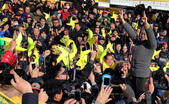 민주통합당 문재인 대선후보가 17일 오후 인천 동인천역 남광장에서 열린 유세에서 연단에 올라 손을 들어 인사하고 있다. 연합뉴스