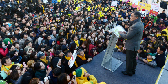 민주통합당 문재인 대선후보가 17일 오후 인천 동인천역 남광장에서 열린 유세에서 지지를 호소하고 있다. 연합뉴스