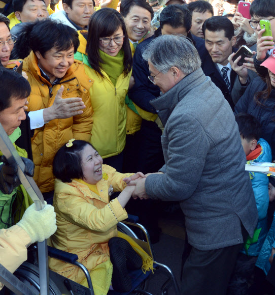 민주통합당 문재인 대선후보가 17일 오후 인천 동인천역 남광장에서 열린 유세에서 네 손가락 피아니스트 이희아씨와 인사하고 있다. 연합뉴스
