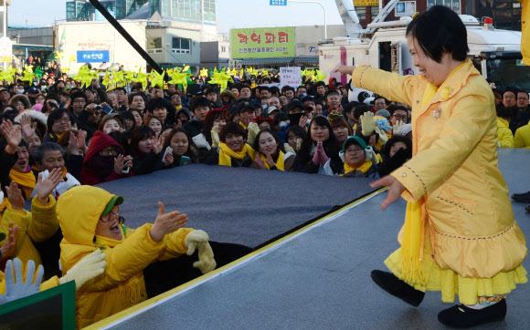 네 손가락 피아니스트 이희아씨 17일 오후 인천 동인천역 남광장에서 열린 민주통합당 집중유세에서 문재인 대선후보를 지지하는 연설을 하고 나서 인사하고 있다. 연합뉴스