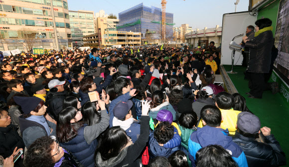 민주통합당 문재인 대선후보가 17일 오후 김포 사우문화체육광장에서 열린 유세에서 시민들에게 지지를 호소하는 가운데 많은 시민들이 유세에 귀를 기울이고 있다.  연합뉴스