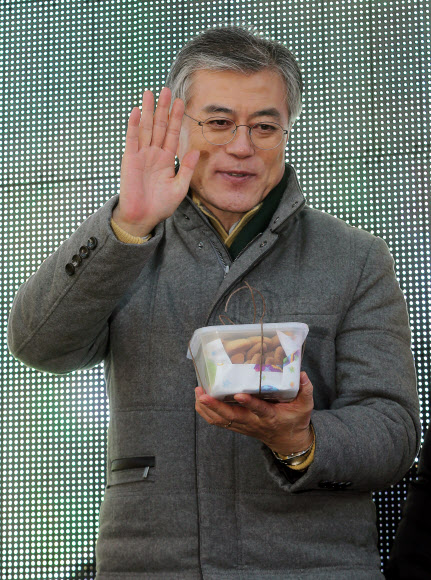 민주통합당 문재인 대선후보가 17일 오후 김포 사우문화체육광장에서 열린 유세에서 지지자가 건네준 쿠키를 받고 감사인사를 하고 있다. 연합뉴스