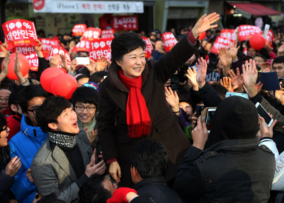 새누리당 박근혜 대선후보가 제18대 대통령선거 이틀을 앞둔 17일 오후 경기도 군포시 산본동 거리 유세에서 시민들을 향해 손을 흔들고 있다. 연합뉴스