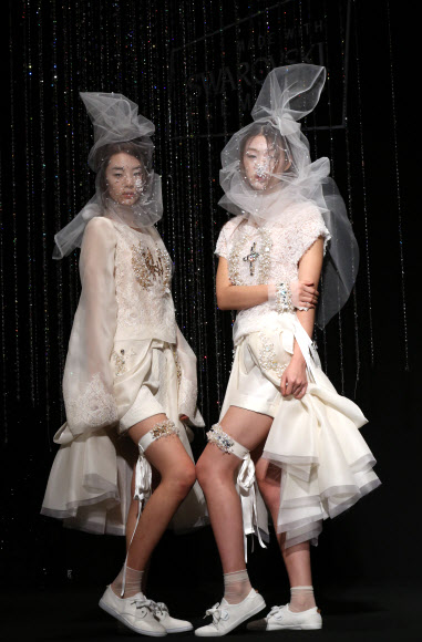 18일 서울 용산구 그랜드하얏트 호텔에서 열린 스와로브스키 엘리먼츠 디자이너 콜라보레이션 전시 패션쇼에서 모델들이 디자이너 진태옥의 작품을 선보이고 있다.  연합뉴스