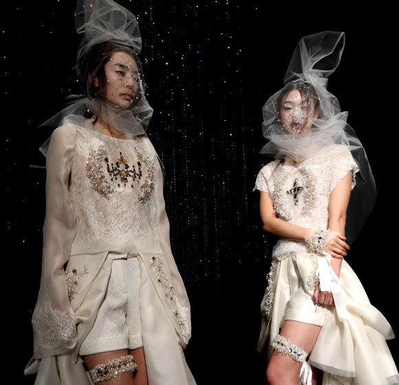 18일 서울 용산구 그랜드하얏트 호텔에서 열린 스와로브스키 엘리먼츠 디자이너 콜라보레이션 전시 패션쇼에서 모델들이 디자이너 진태옥의 작품을 선보이고 있다.  연합뉴스