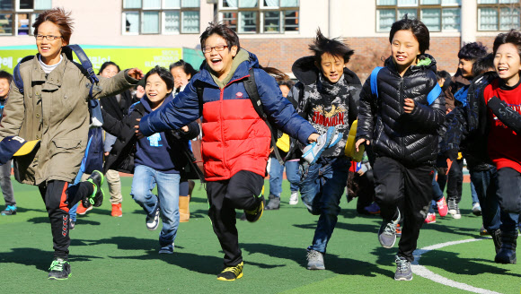 서울시내 초중고등학교 겨울방학이 시작된 18일 서울 중랑구 서울원묵초등학교 학생들이 방학식을 마친 뒤 집으로 향하고 있다. 연합뉴스