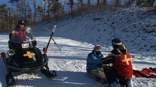 유난히 춥고 눈이 많을 것이라는 이번 겨울, 스키장 사람들은 더 바빠진다. 사고를 당한 스키어를 응급수송하는 스키패트롤 대원들. EBS 제공