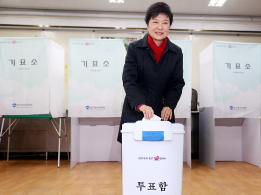 ▲ 제18대 대통령 선거일인 19일 오전 새누리당 박근혜 대선후보가 서울 강남구 삼성동 언주중학교에 마련된 투표소에서 투표를 하고 있다.