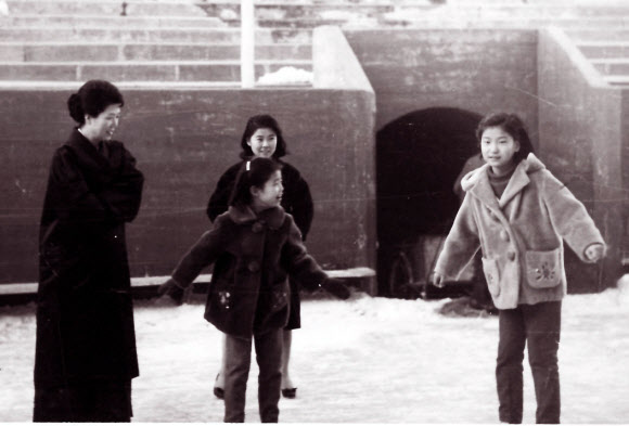 육여사와 3남매  박근혜(오른쪽) 18대 대통령 당선자가 중학생 시절 어머니 육영수(왼쪽) 여사가 지켜보는 가운데 스케이트를 타고 있다.  새누리당 제공