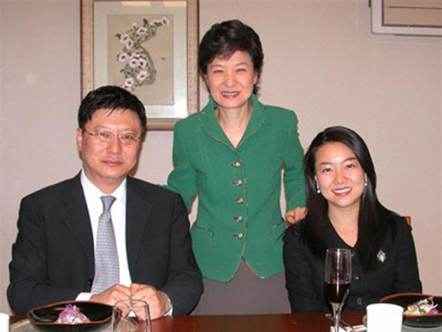 박근혜 당선자가 남동생 지만(왼쪽)씨와 그의 부인 서향희 변호사와 함께 찍은 가족사진.  서울신문 포토라이브러리