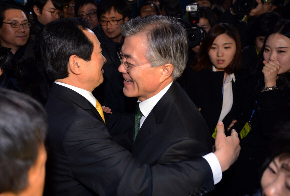 민주통합당 문재인 대선후보가 19일 오후 서울 영등포당사 기자실에서 패배를 인정하는 기자회견을 마친뒤 당사를 나서며 정세균 상임고문과 포옹하고 있다. 연합뉴스