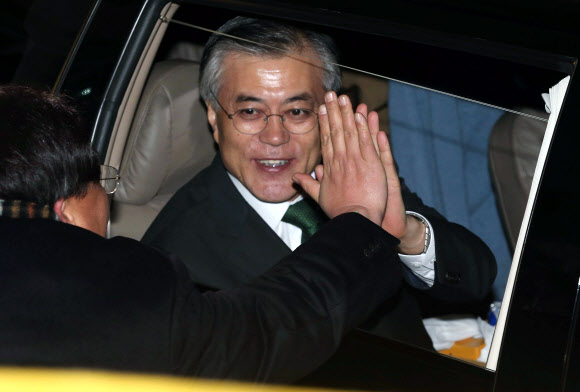 민주통합당 문재인 대선후보가 19일 오후 서울 영등포당사 기자실에서 패배를 인정하는 기자회견을 마친뒤 당사를 나서며 손을 들어 인사하고 있다. 연합뉴스